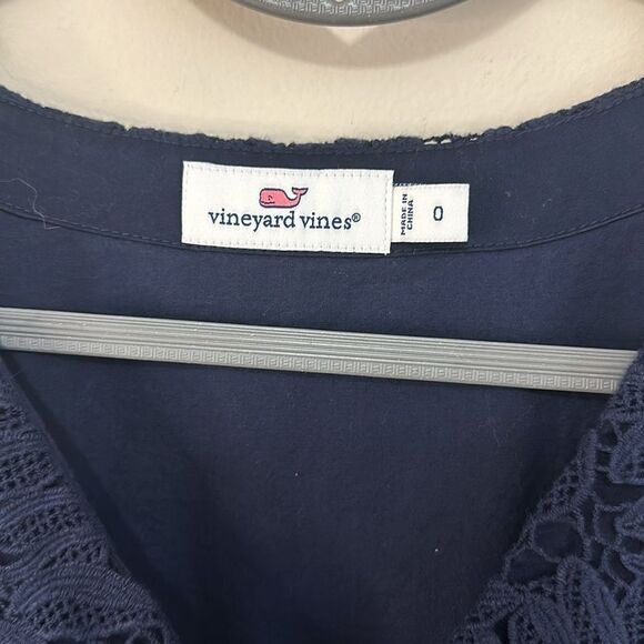 Vineyard Vines Navy Blue Lace Contrast Dress Size 0 Sleeveless Pleated V-Neck - Picture 2 of 6